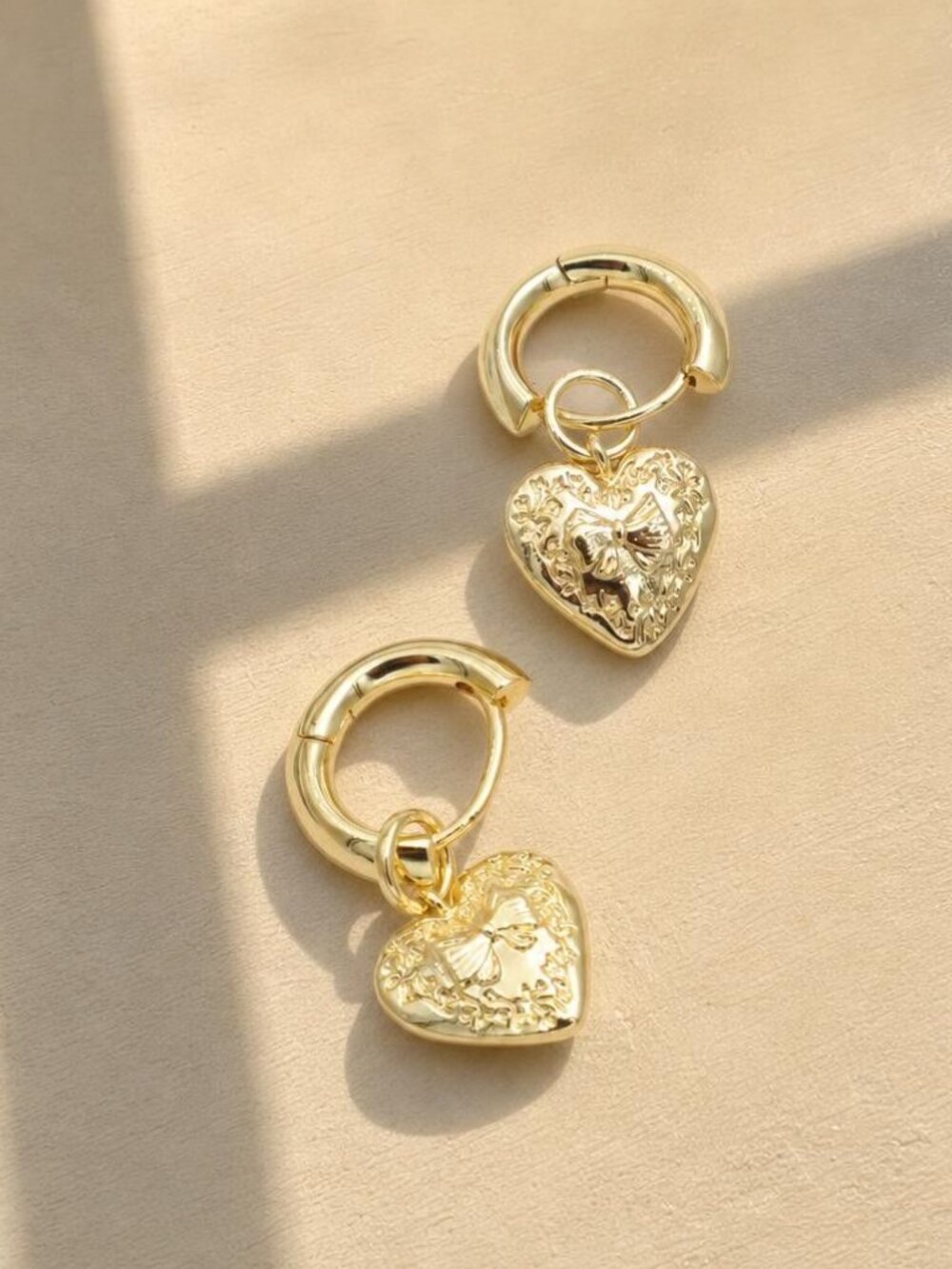 Kendra Scott x LoveShackFancy Heart Gold Convertible Huggies - Picture 2 of 2